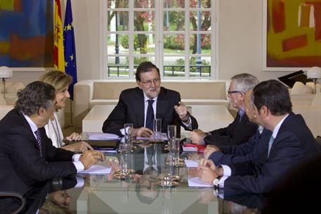 24/11/2016. Rajoy recibe a los agentes sociales. El presidente del Gobierno, Mariano Rajoy, acompañado por la ministra de Empleo, Fátima Báñ...